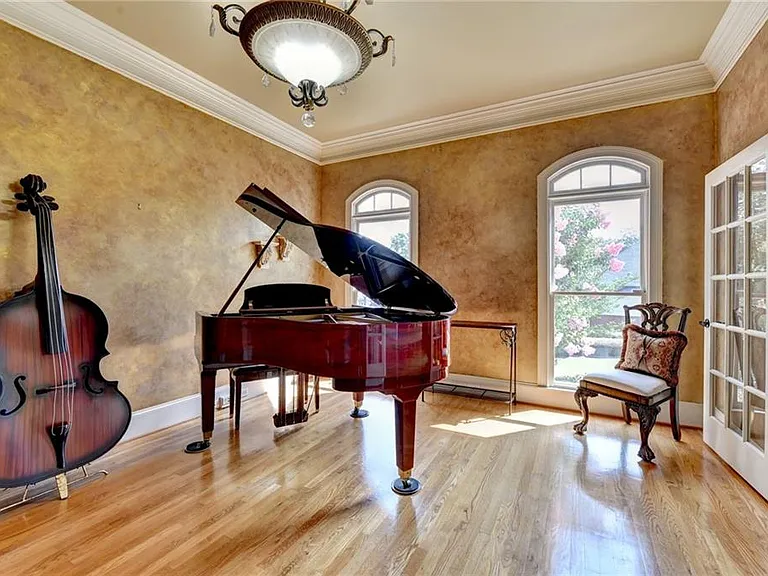 8910 Pinehurst Cv — Photo 14