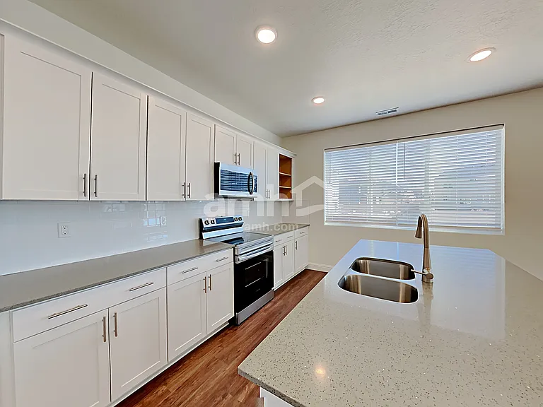 332 N Gibbons Ln — Photo 3