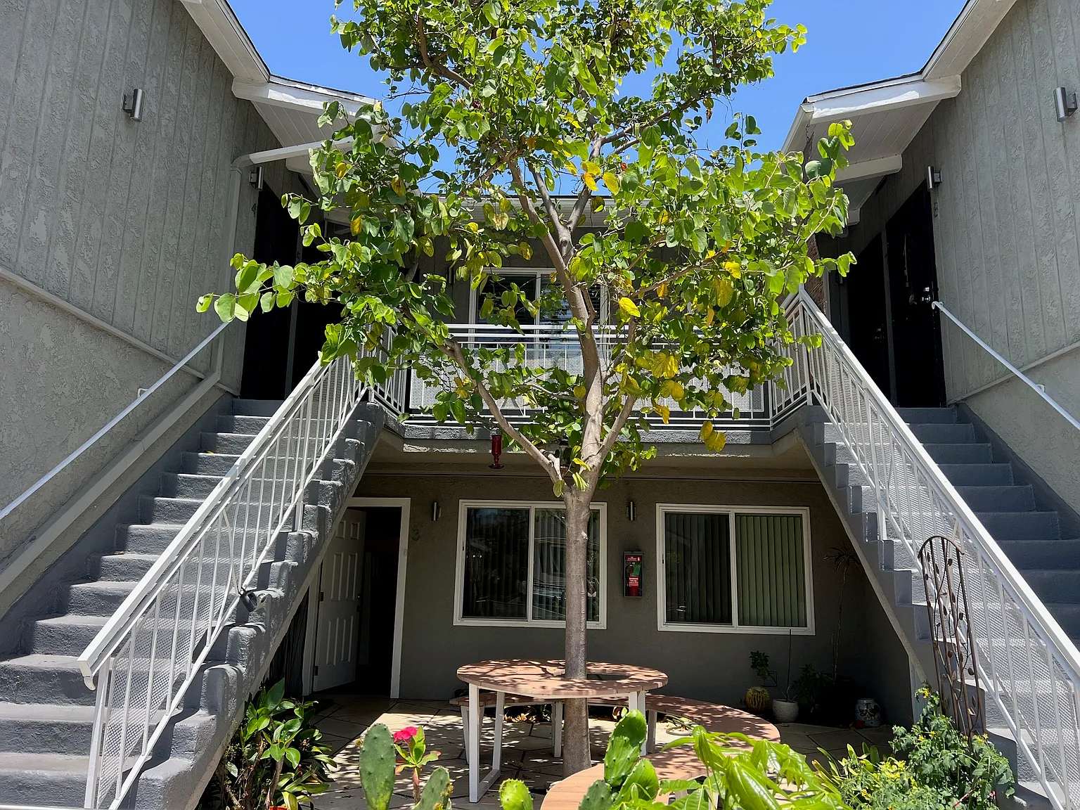2 bed, 750 sqft, $2,200 — Photo 2