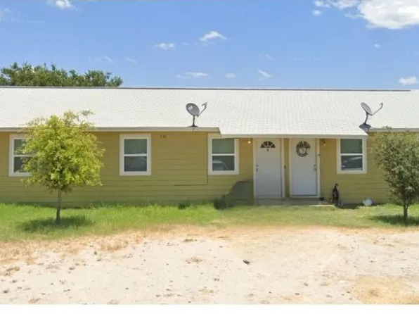 530 N Estes, La Pryor, TX 78872