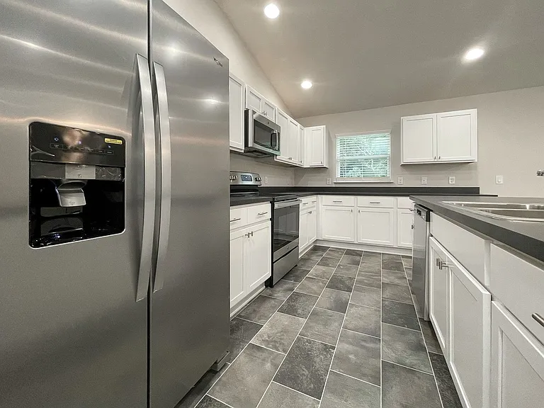 13585 SW 40th Cir — Photo 3