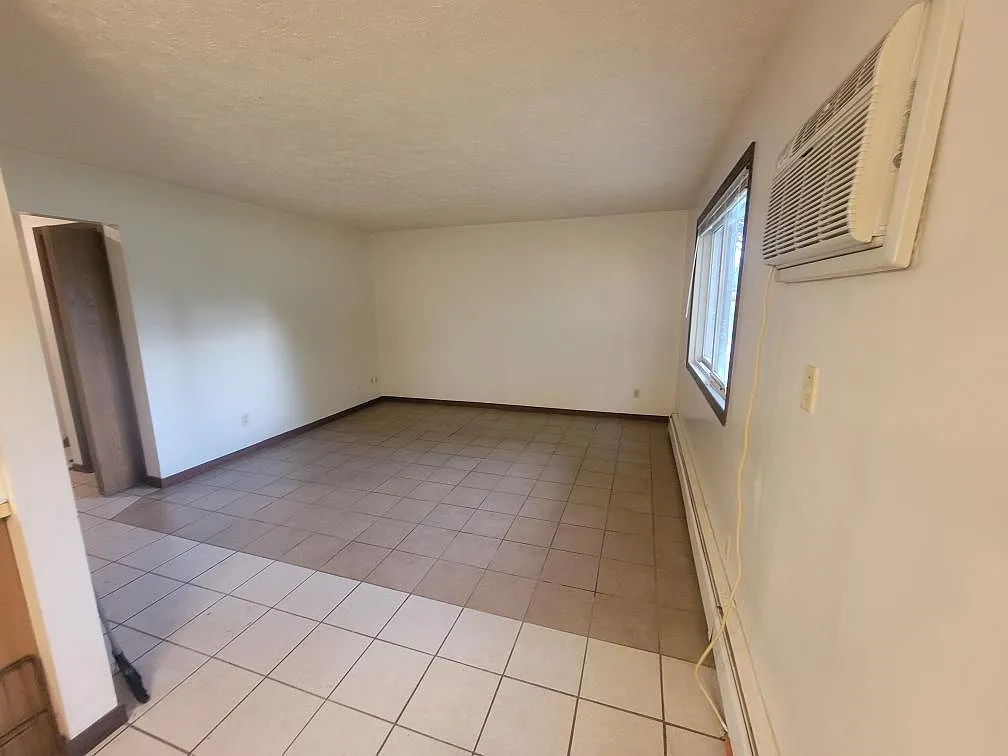 1 bed, 900 sqft, $1,015 — Photo 2