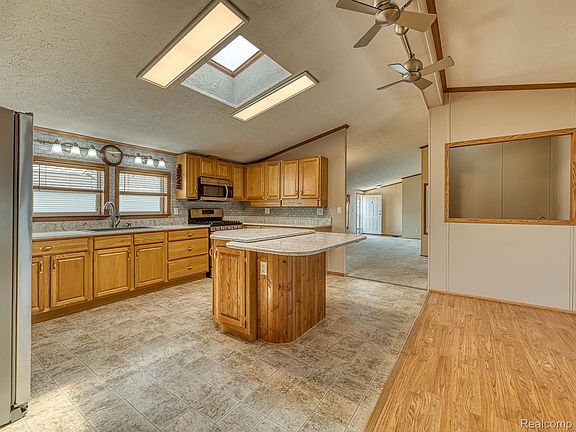 3rd image of 825 Stevens Trl