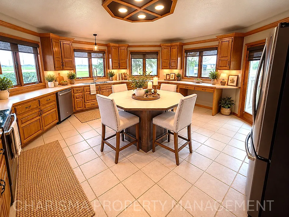 4 bed, 2.5 bath, 3040 sqft, $3,799 — Photo 3