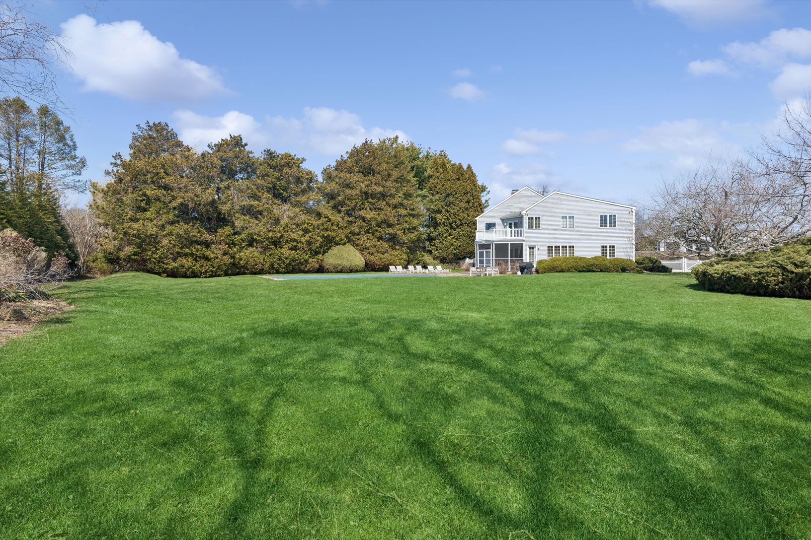  Large Back Yard