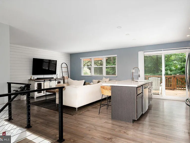 1005 Magothy Park Ln — Photo 16