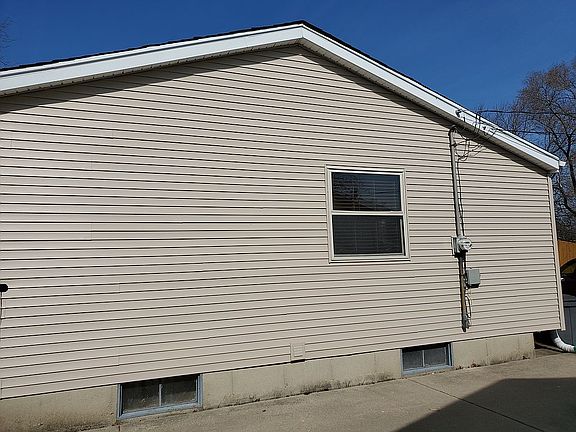 Side of house with driveway