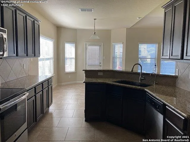 5 bed, 3.5 bath, 2764 sqft, $2,300 — Photo 4