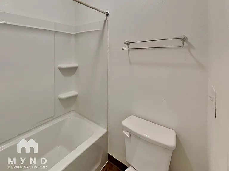 708 W 6th St #A — Photo 14
