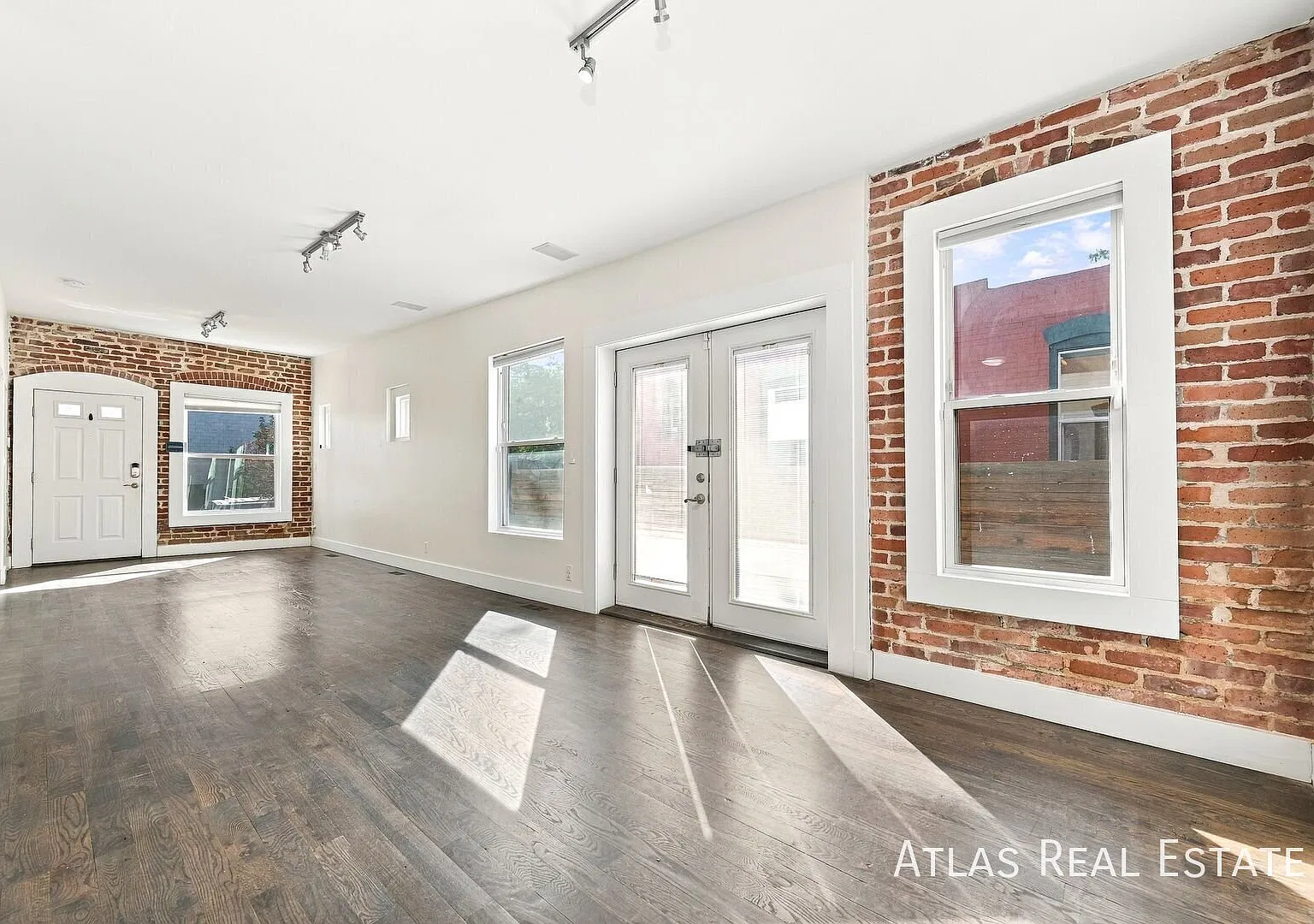New On The Market!! Modern 2-Bedroom 1 Bath Duplex In Denver's Highlands/Jefferson Park Area — Photo 4