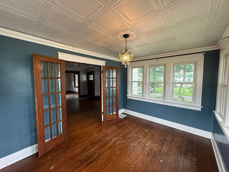 403 Englewood Ct — Photo 8