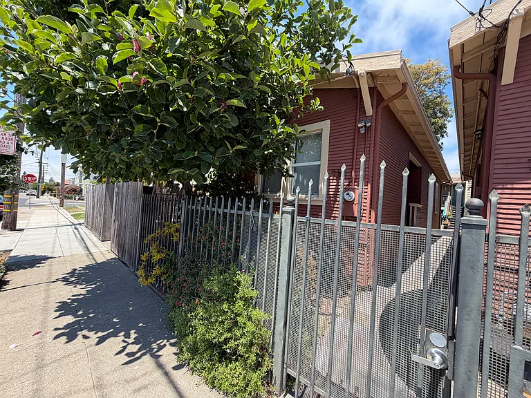 734 46th St — Photo 30