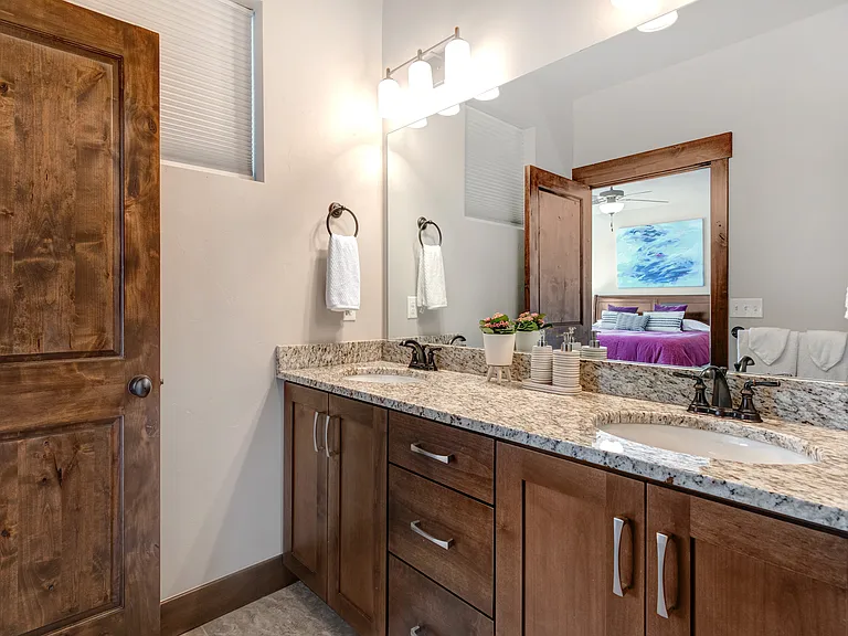 1051 W Abigail Dr — Photo 6