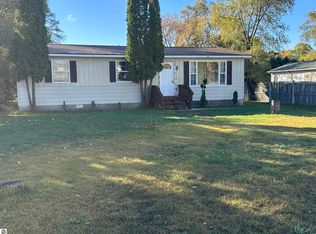 221 Dwyer St, Clare, MI 48617