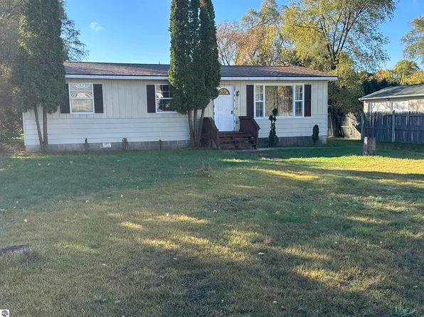 221 Dwyer St, Clare, MI 48617