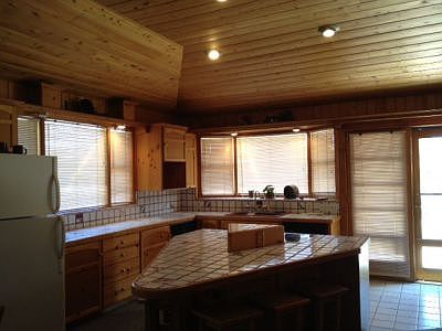 Kitchen w Island