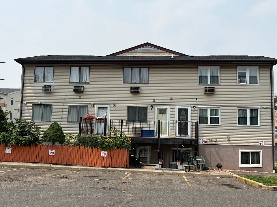 595 Main St #9