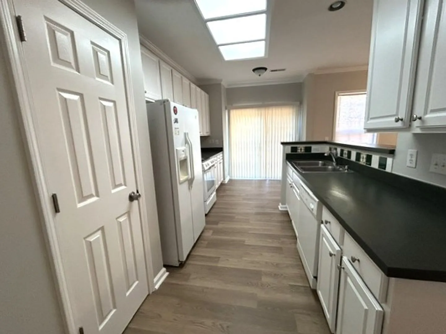 Great 3BD/2.5 BA w/ 1 car garage in convenient W. Raleigh neighborhood! — Photo 3