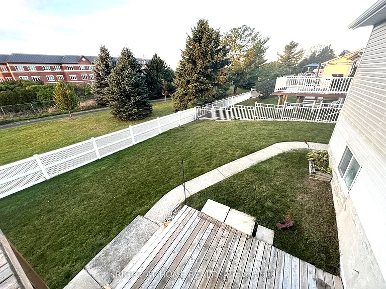 590 Arbour Cres — Photo 14