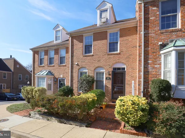 102 Shooters Ct, Alexandria, VA 22314