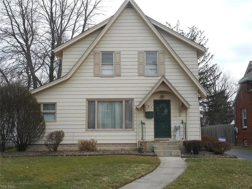 2836 Woodland St NE photo 1