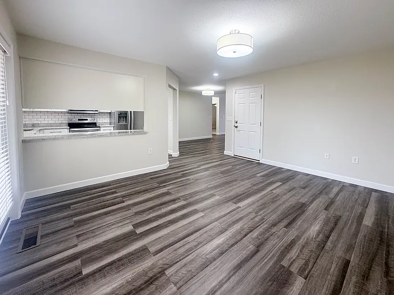 910 Hope Dr — Photo 6