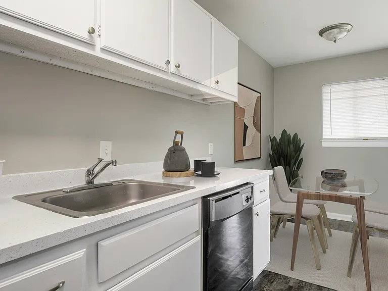 Signal Hill Apartments and Towhomes — Photo 22