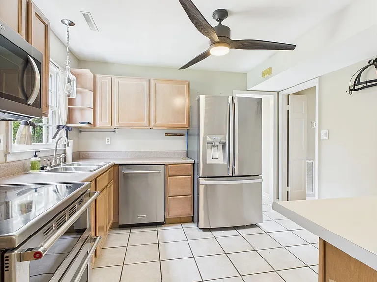1917 Millsap Ln — Photo 10
