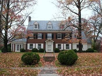 2nd image of 206 Oakwood Pl