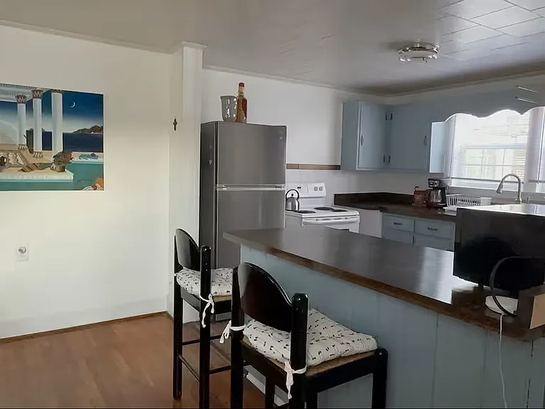 Kitchen:
The layout offers easy flow to the dining area, making it perfect for everyday meals or entertaining guests.