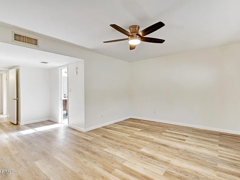 1036 E Geneva Dr — Photo 9
