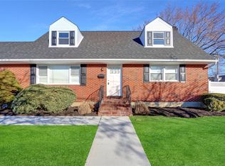 3635 Ladonia St, Seaford, NY 11783