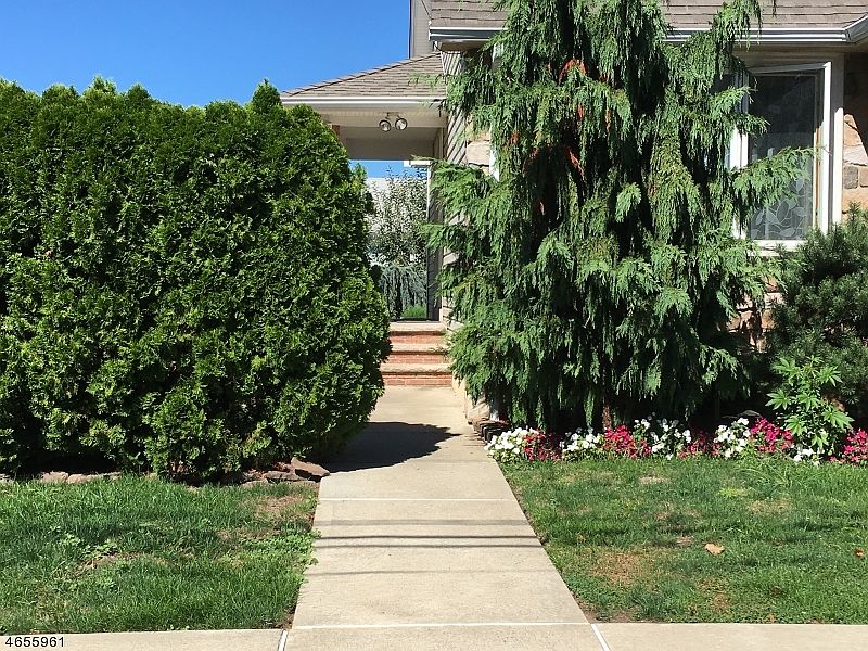 2nd image of 48 Sipp Ave
