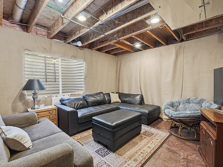 4579 Laurelglen Ln — Photo 14