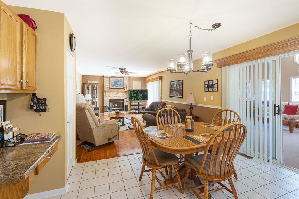 1080 Victoria Dr, Fox River Grove, IL - More