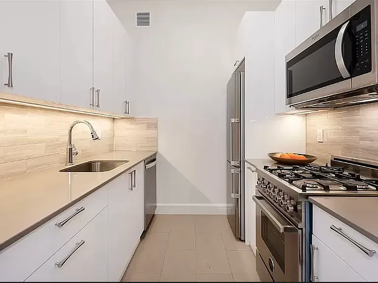 110 Greenwich St #3D — Photo 2