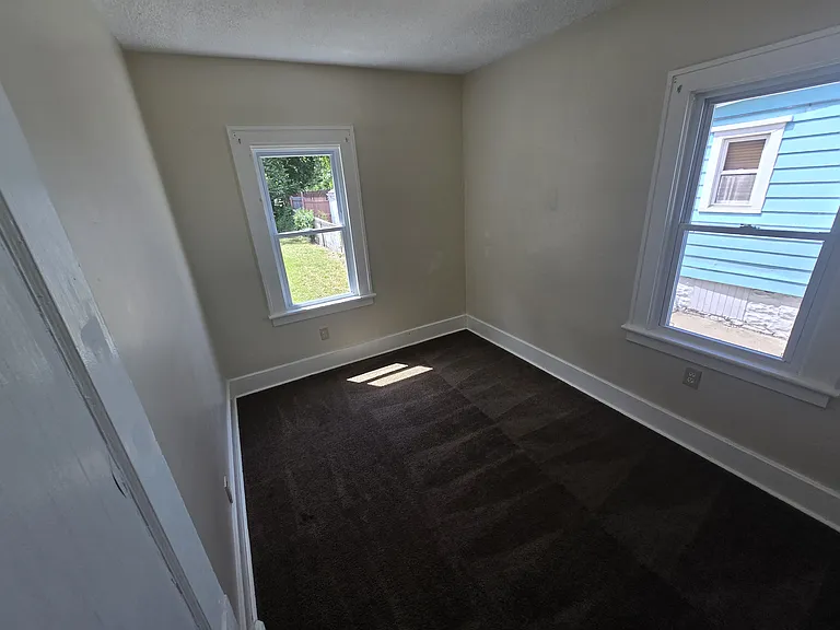 598 Talbot Ave — Photo 7