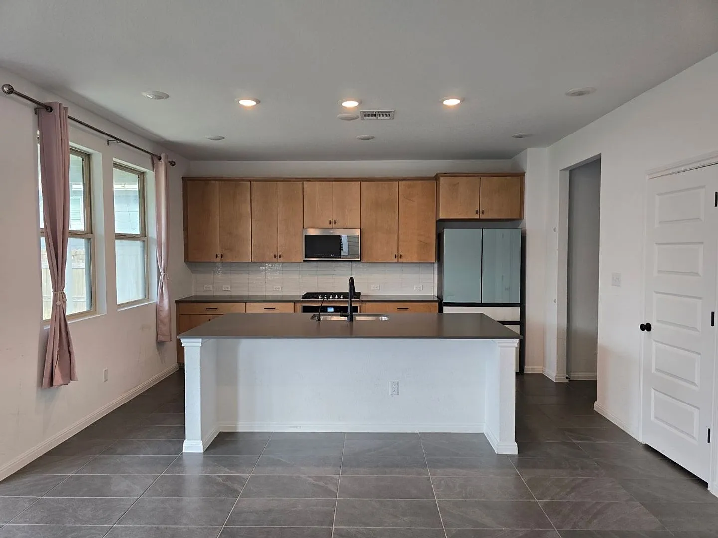 Elegant 3 Bedroom 2 Bath Home with EV Charger — Photo 4