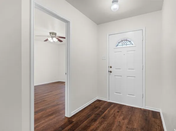 8421 River Bluffs Dr, Arlington, TX 76002