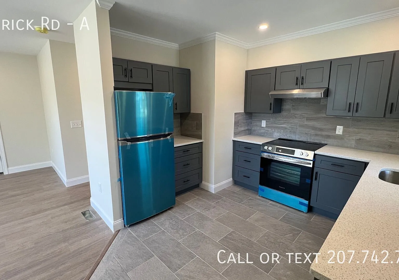 Like New! 1st Floor2 Bedroom Duplex, Small Porch In Unit AC and Laundry — Photo 1