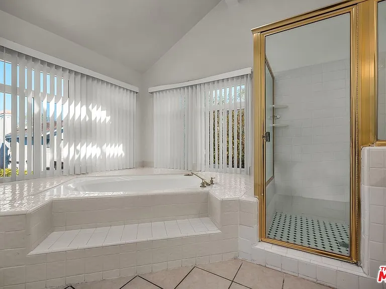 7513 W 83rd St — Photo 33