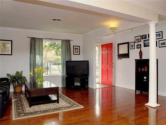 4th image of 8004 Camden Dr