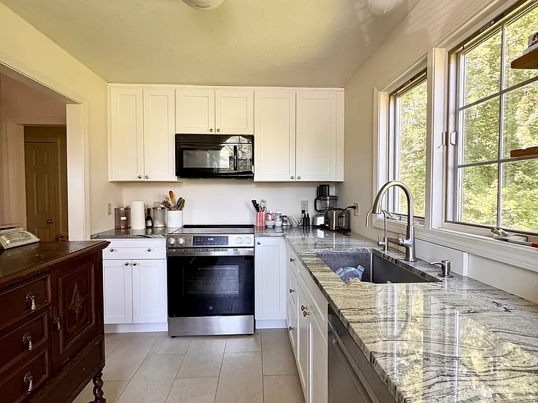 12 Birchwood Ln #12 — Photo 2