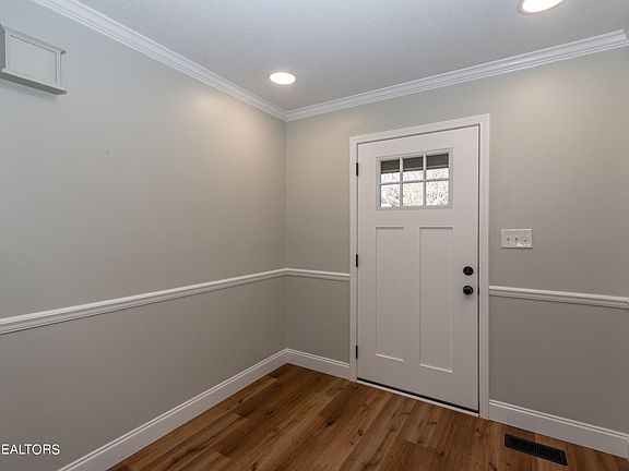 4th image of 1828 Westcliff Dr