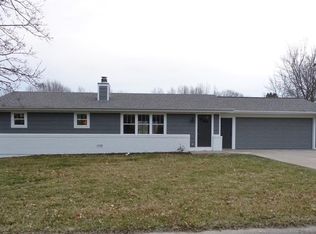 1422 Country Club Dr, Pella, IA 50219