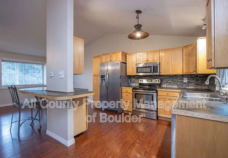 2124 Stuart St — Photo 8
