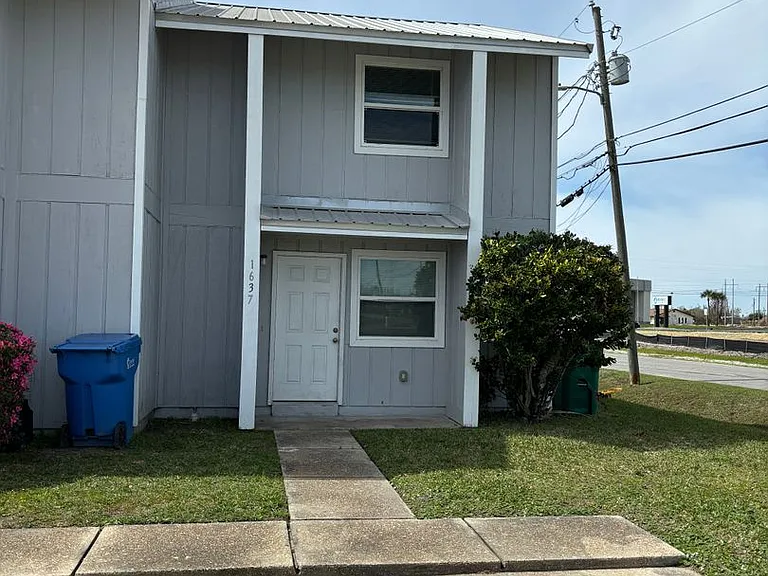 1637 N James Ave — Photo 1