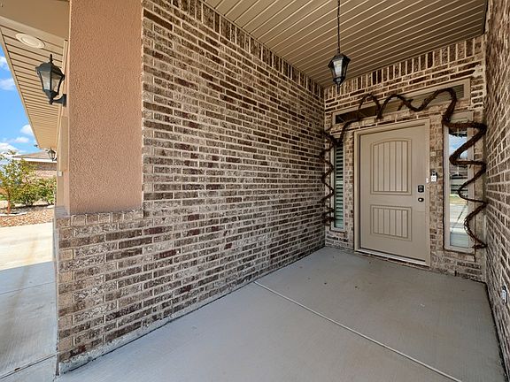 4th image of 800 E 99th St