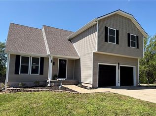 824 S Elk Ln, Bonner Springs, KS 66012