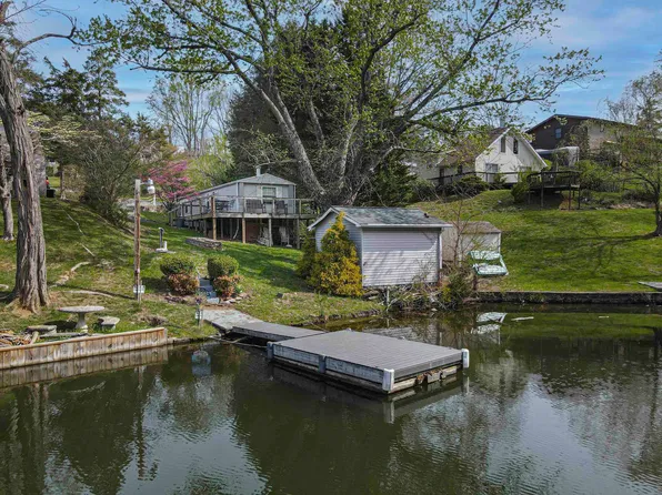 6825 Beach Dr, Radford, VA 24141